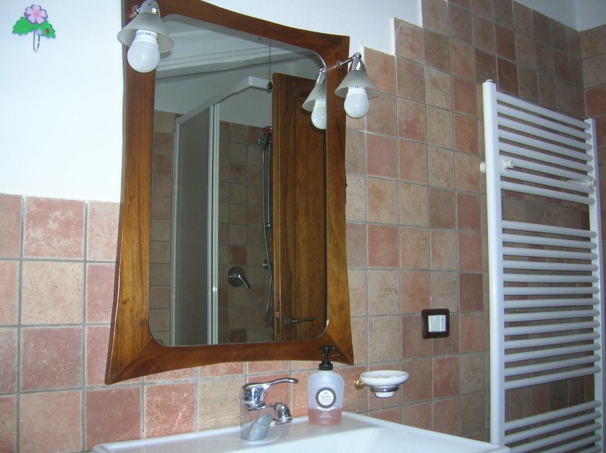 Ferienwohnung Mansarda Viti - Sguardo Su Frontone - Exterior foto